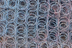 Molle arrugginite del letto bruciate in un fuoco immagini stock Molle arrugginite del letto bruciate in un fuoco immagini stock