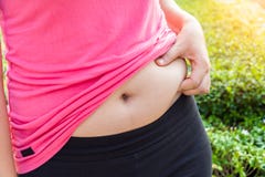 Mollige Frauenhand, die ihren eigenen Bauch fett hält stockfotos Mollige Frauenhand, die ihren eigenen Bauch fett hält stockfotos