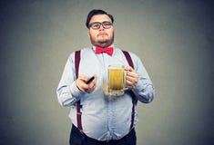 Molliger Mann mit dem Bier und Fernsehen entfernt stockbilder Molliger Mann mit dem Bier und Fernsehen entfernt stockbilder