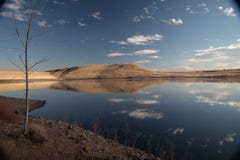 Moln reflekterade på sjöyttersida royaltyfri fotografi Moln reflekterade på sjöyttersida royaltyfri fotografi