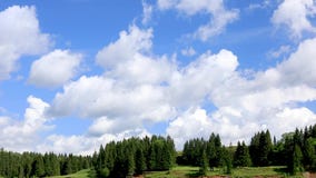 Moln stöter ihop med den blåa himlen Tid schackningsperiod Nedanför flodflödena och skogen växer lager videofilmer Moln stöter ihop med den blåa himlen Tid schackningsperiod Nedanför flodflödena och skogen växer lager videofilmer