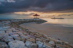 Molnig morgonsikt på Pantai Karang Sanur Bali, Indonesien arkivfoto Molnig morgonsikt på Pantai Karang Sanur Bali, Indonesien arkivfoto