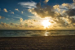Molnig soluppgång på Miami Beach royaltyfria foton Molnig soluppgång på Miami Beach royaltyfria foton
