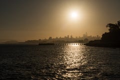 Molo della torpedine e siluetta del centro ad alba a San Francisco immagine stock Molo della torpedine e siluetta del centro ad alba a San Francisco immagine stock