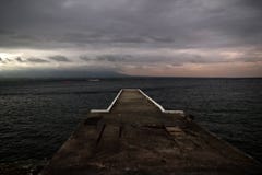Molo lub jetty na przedpolu z widokiem horyzontu widzieć w morzu obraz stock Molo lub jetty na przedpolu z widokiem horyzontu widzieć w morzu obraz stock