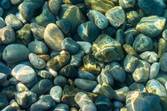 Molte pietre sotto acqua fotografie stock Molte pietre sotto acqua fotografie stock