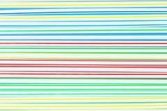 Molti paglie o tubi di plastica colorati con le bande blu, rosse, gialle e verdi sottragga la priorit? bassa immagini stock libere da diritti Molti paglie o tubi di plastica colorati con le bande blu, rosse, gialle e verdi sottragga la priorit? bassa immagini stock libere da diritti
