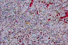 Molti piccoli cubi bianchi con di lettere e dei i fori colorati multi si trovano su un fondo rosso del panno Alfabeto inglese met fotografie stock Molti piccoli cubi bianchi con di lettere e dei i fori colorati multi si trovano su un fondo rosso del panno Alfabeto inglese met fotografie stock