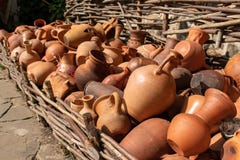 Molti utensili fatti a mano ceramici, fatti di argilla, appendenti sul recinto dell'acacia fotografie stock Molti utensili fatti a mano ceramici, fatti di argilla, appendenti sul recinto dell'acacia fotografie stock