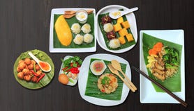 Molto alimento tailandese quale il riso appiccicoso del mango Fried Fried Tilapia e Fried Wrapped Pork profondo con la tagliatell immagini stock libere da diritti Molto alimento tailandese quale il riso appiccicoso del mango Fried Fried Tilapia e Fried Wrapped Pork profondo con la tagliatell immagini stock libere da diritti