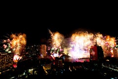 Molto esplosione variopinta dei fuochi d'artificio pilota il cielo notturno immagini stock libere da diritti Molto esplosione variopinta dei fuochi d'artificio pilota il cielo notturno immagini stock libere da diritti