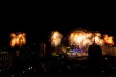 Molto esplosione variopinta dei fuochi d'artificio pilota il cielo notturno immagine stock Molto esplosione variopinta dei fuochi d'artificio pilota il cielo notturno immagine stock