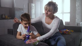 Mom και γιος που εξετάζουν τις εγκαταστάσεις κάτω από το μικροσκόπιο απόθεμα βίντεο Mom και γιος που εξετάζουν τις εγκαταστάσεις κάτω από το μικροσκόπιο απόθεμα βίντεο