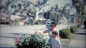 1959: Mom και γιος της δενδρώδους οδού ως παλαιά κλασικά περάσματα αυτοκινήτων Φλώριδα Μαϊάμι απόθεμα βίντεο 1959: Mom και γιος της δενδρώδους οδού ως παλαιά κλασικά περάσματα αυτοκινήτων Φλώριδα Μαϊάμι απόθεμα βίντεο