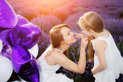 Mom και κόρη στο lavender τομέα τα οικογενειακά δάπεδα τζακιού έννοιας πουλιών στεγάζουν τη βασική αγάπη καλή πολύ δέντρο στοκ εικόνες με δικαίωμα ελεύθερης χρήσης Mom και κόρη στο lavender τομέα τα οικογενειακά δάπεδα τζακιού έννοιας πουλιών στεγάζουν τη βασική αγάπη καλή πολύ δέντρο στοκ εικόνες με δικαίωμα ελεύθερης χρήσης