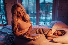 Mom και κόρη στο σπίτι στοκ φωτογραφία με δικαίωμα ελεύθερης χρήσης Mom και κόρη στο σπίτι στοκ φωτογραφία με δικαίωμα ελεύθερης χρήσης