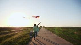 Mom με τα παιδιά και ένα σκυλί που τρέχει με έναν πετώντας ικτίνο φιλμ μικρού μήκους Mom με τα παιδιά και ένα σκυλί που τρέχει με έναν πετώντας ικτίνο φιλμ μικρού μήκους