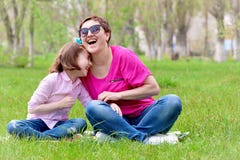 Mom με την κόρη που έχει τη διασκέδαση στη φύση στοκ εικόνα με δικαίωμα ελεύθερης χρήσης Mom με την κόρη που έχει τη διασκέδαση στη φύση στοκ εικόνα με δικαίωμα ελεύθερης χρήσης