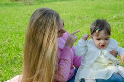 Mom με το μωρό στα φωτεινά ενδύματα σε ένα ρόδινο καρό στο πράσινο δικαίωμα Οικογένεια που στηρίζεται στο πάρκο σε μια θερμή ημέρ στοκ φωτογραφίες Mom με το μωρό στα φωτεινά ενδύματα σε ένα ρόδινο καρό στο πράσινο δικαίωμα Οικογένεια που στηρίζεται στο πάρκο σε μια θερμή ημέρ στοκ φωτογραφίες