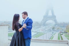 Moment romantique près de Tour Eiffel photo stock Moment romantique près de Tour Eiffel photo stock