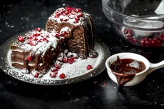 Momenti dolci - momenti dolci - i brownie hanno versato il cioccolato caldo e liquido, spruzzato con i semi rossi del melograno e immagine stock Momenti dolci - momenti dolci - i brownie hanno versato il cioccolato caldo e liquido, spruzzato con i semi rossi del melograno e immagine stock