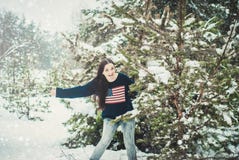 Momenti felici di inverno della giovane donna allegra con capelli castana lunghi fotografia stock libera da diritti Momenti felici di inverno della giovane donna allegra con capelli castana lunghi fotografia stock libera da diritti