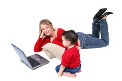 Momento adorable de la familia con la madre y el hijo en la computadora portátil Momento adorable de la familia con la madre y el hijo en la computadora portátil
