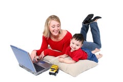 Momento adorável da família com matriz e filho no portátil imagens de stock royalty free Momento adorável da família com matriz e filho no portátil imagens de stock royalty free