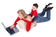 Momento adorável da família com matriz e filho no portátil imagem de stock Momento adorável da família com matriz e filho no portátil imagem de stock