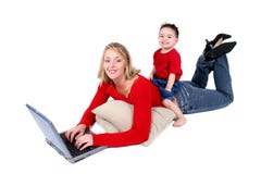 Momento adorável da família com matriz e filho no portátil foto de stock Momento adorável da família com matriz e filho no portátil foto de stock