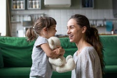 Momia joven sonriente que habla con poca hija fotos de archivo Momia joven sonriente que habla con poca hija fotos de archivo