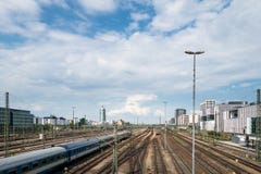 MONACO DI BAVIERA, Germania - 10 maggio 2018: Vista della stazione ferroviaria con il treno ed il cielo nuvoloso Corsa e trasport fotografie stock MONACO DI BAVIERA, Germania - 10 maggio 2018: Vista della stazione ferroviaria con il treno ed il cielo nuvoloso Corsa e trasport fotografie stock