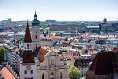 MONACO DI BAVIERA, Germania - 5 maggio 2018: Vista scenica aerea dalla cima del Altes Rathaus sulla vecchia e nuova città Copi lo immagine stock MONACO DI BAVIERA, Germania - 5 maggio 2018: Vista scenica aerea dalla cima del Altes Rathaus sulla vecchia e nuova città Copi lo immagine stock