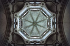 Monaco di Baviera, Germania; 2 novembre 2018: Volta di pietra in chiesa tedesca fotografie stock Monaco di Baviera, Germania; 2 novembre 2018: Volta di pietra in chiesa tedesca fotografie stock