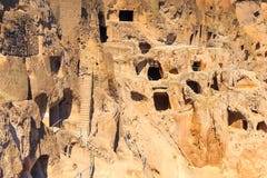Monastero e città della caverna di Vardzia in roccia, Georgia Fotografie Stock Libere da Diritti Monastero e città della caverna di Vardzia in roccia, Georgia Fotografie Stock Libere da Diritti