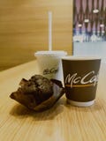 Monde de caf? avec le g?teau de chocolat chaud photos stock Monde de caf? avec le g?teau de chocolat chaud photos stock