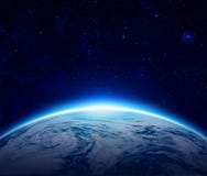 Monde, lever de soleil bleu de la terre de planète au-dessus d'océan nuageux illustration libre de droits Monde, lever de soleil bleu de la terre de planète au-dessus d'océan nuageux illustration libre de droits