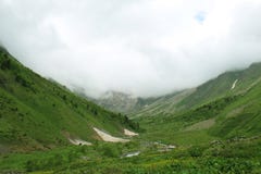 Mondo della fantasia Bella valle Trekking a Elbrus Escursione immagine stock libera da diritti Mondo della fantasia Bella valle Trekking a Elbrus Escursione immagine stock libera da diritti