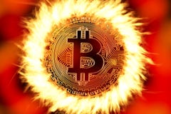 Moneda de Bitcoin en el fuego fotos de archivo Moneda de Bitcoin en el fuego fotos de archivo