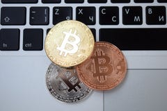 Moneda en el ordenador portátil del teclado, concepto electrónico del bitcoin de la moneda de oro de las finanzas Monedas de Bitc foto de archivo libre de regalías Moneda en el ordenador portátil del teclado, concepto electrónico del bitcoin de la moneda de oro de las finanzas Monedas de Bitc foto de archivo libre de regalías