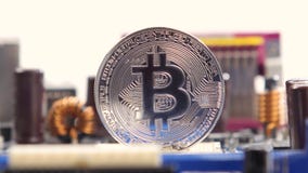 Moneda virtual de plata de Bitcoin en de la placa madre una CPU en lugar de otro nuevo bitcoin del cryptocurrency del metal en el metrajes Moneda virtual de plata de Bitcoin en de la placa madre una CPU en lugar de otro nuevo bitcoin del cryptocurrency del metal en el metrajes