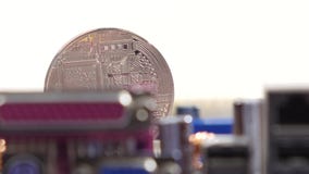 Moneda virtual de plata de Bitcoin en de la placa madre una CPU en lugar de otro nuevo bitcoin del cryptocurrency del metal en el almacen de metraje de vídeo Moneda virtual de plata de Bitcoin en de la placa madre una CPU en lugar de otro nuevo bitcoin del cryptocurrency del metal en el almacen de metraje de vídeo