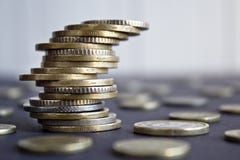 Monedas apiladas en uno a en diversas posiciones imagen de archivo libre de regalías Monedas apiladas en uno a en diversas posiciones imagen de archivo libre de regalías