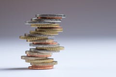 Monedas euro apiladas en uno a en diversas posiciones fotos de archivo libres de regalías Monedas euro apiladas en uno a en diversas posiciones fotos de archivo libres de regalías