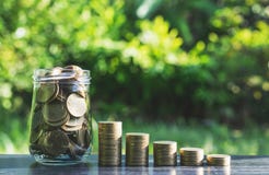 Monedas y plántula que crecen en el suelo para ahorrar o la naturaleza c fotografía de archivo Monedas y plántula que crecen en el suelo para ahorrar o la naturaleza c fotografía de archivo
