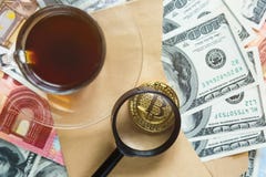 Moneta cripto dorata di valuta di Bitcoin sul dollaro, sull'euro fondo delle banconote e sulla carta di credito vicino alla tazza immagine stock libera da diritti Moneta cripto dorata di valuta di Bitcoin sul dollaro, sull'euro fondo delle banconote e sulla carta di credito vicino alla tazza immagine stock libera da diritti