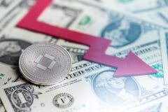 Moneta d'argento brillante di cryptocurrency del SALE con la rappresentazione persa di caduta di deficit 3d del grafico del baiss illustrazione di stock Moneta d'argento brillante di cryptocurrency del SALE con la rappresentazione persa di caduta di deficit 3d del grafico del baiss illustrazione di stock