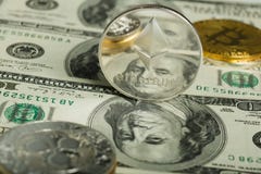 Moneta di Ethereum con l'altro cryptocurrency sulle note del dollaro fotografia stock Moneta di Ethereum con l'altro cryptocurrency sulle note del dollaro fotografia stock