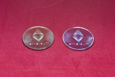 Moneta di ethereum dell'argento e dell'oro su un fondo rosso fotografia stock libera da diritti Moneta di ethereum dell'argento e dell'oro su un fondo rosso fotografia stock libera da diritti