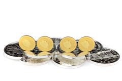 Monete di oro che stanno sulle monete d'argento immagini stock Monete di oro che stanno sulle monete d'argento immagini stock